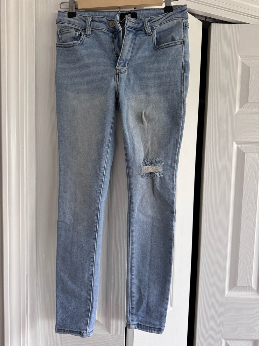 Women's Light Blue Skinny Jeans with Knee Distress